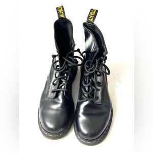 Dr. Martens WOMENS Boot Size 8 (BLACK)